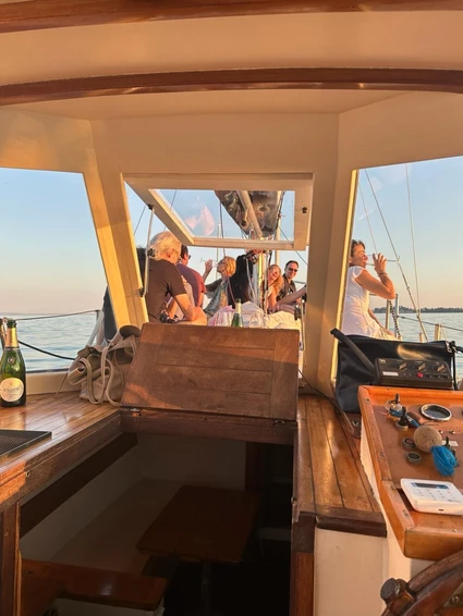 Uscita privata in barca a vela con conducente e aperitivo al tramonto 9